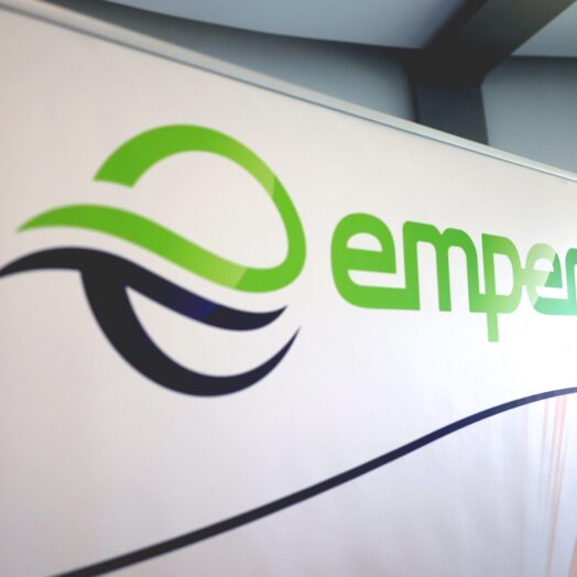 Empera Firmenlogo auf einem Werbebanner